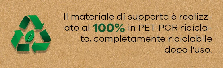 Simbolo di riciclo con foglia e testo: supporto realizzato al 100% in PET PCR riciclato e completamente riciclabile.