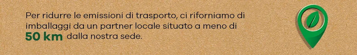 Simbolo di posizione verde con foglia e testo: imballaggio da partner entro 50 km per ridurre le emissioni.