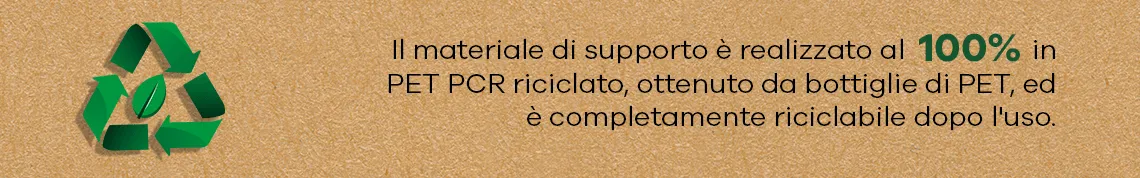 Simbolo di riciclo con foglia e testo: supporto realizzato al 100% in PET PCR riciclato e completamente riciclabile.