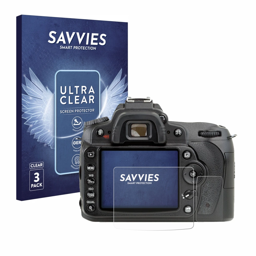 Parte frontale di una confezione del prodotto con il logo del marchio Savvies. Accanto è raffigurato il dispositivo Nikon D90 