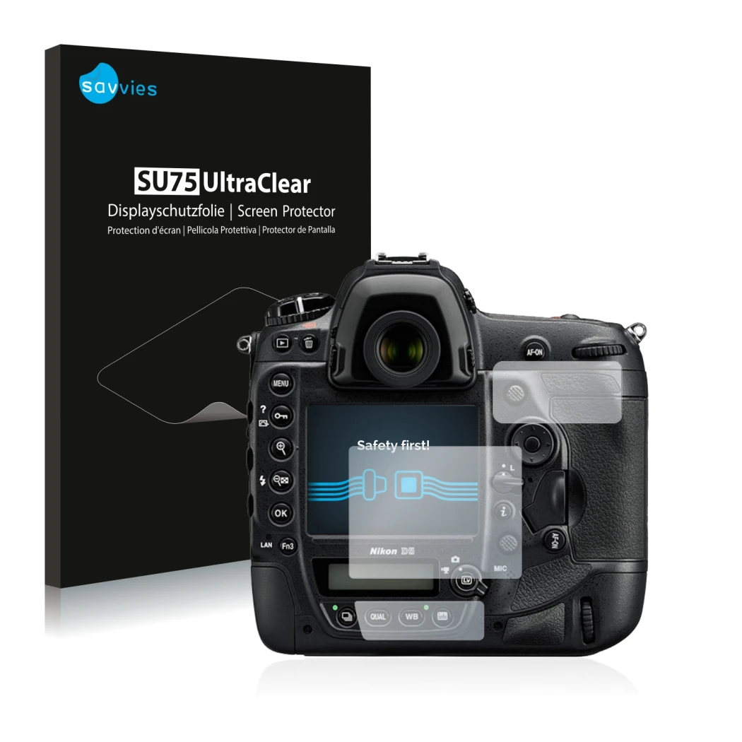 Parte frontale di una confezione del prodotto con il logo del marchio Savvies. Accanto è raffigurato il dispositivo Nikon D5 c
