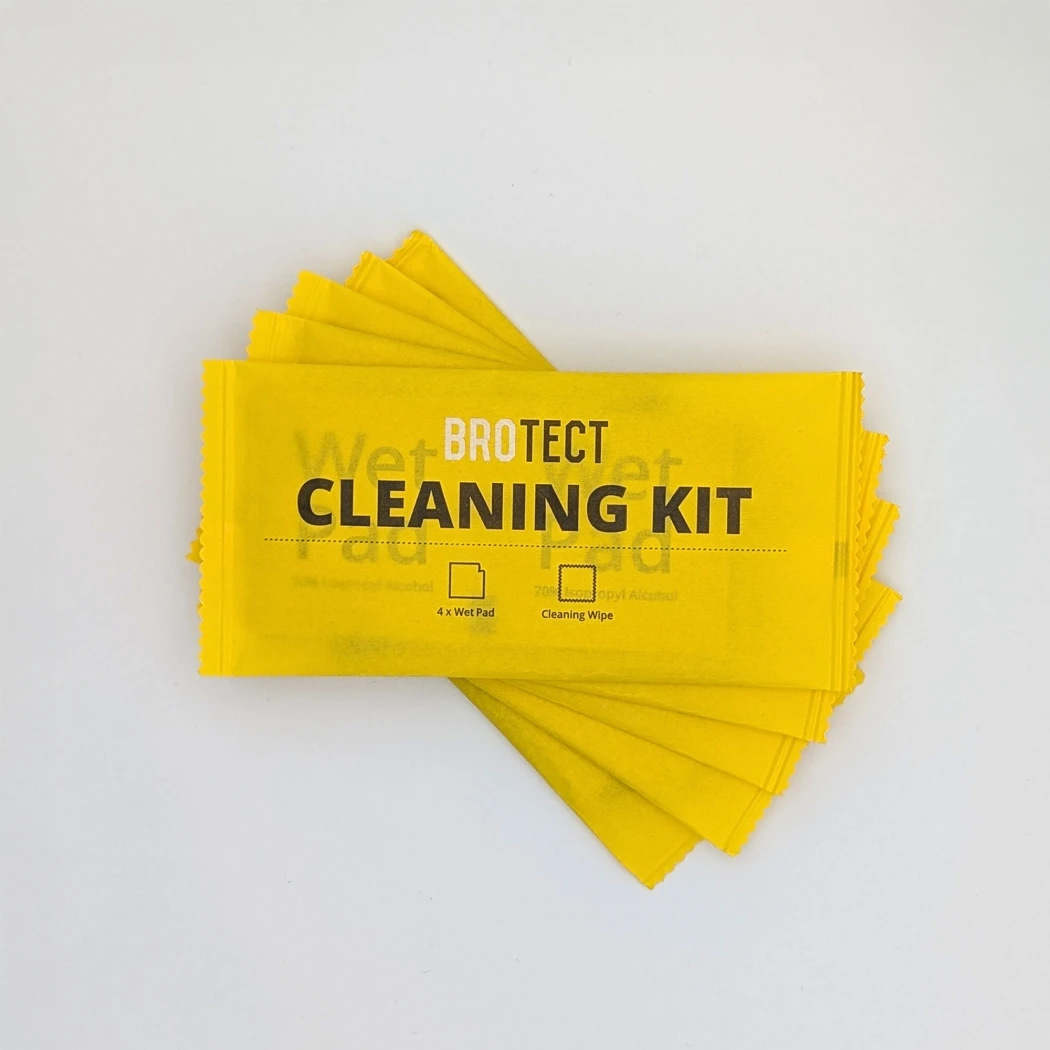 Immagine di cinque kit di pulizia confezionati con il titolo 