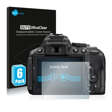 Parte frontale di una confezione del prodotto con il logo del marchio Savvies. Accanto è raffigurato il dispositivo Nikon D530