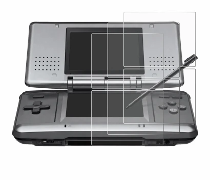 Immagine del dispositivo Nintendo DS con un'ampia varietà di protezioni per lo schermo.