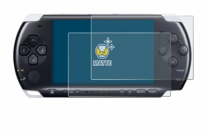 Immagine del dispositivo Sony PSP 3000 con un'ampia varietà di protezioni per lo schermo.