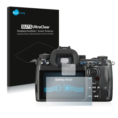 Parte frontale di una confezione del prodotto con il logo del marchio Savvies. Accanto è raffigurato il dispositivo Pentax K-3