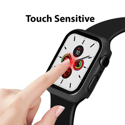 Dito che tocca lo schermo protetto dell'orologio