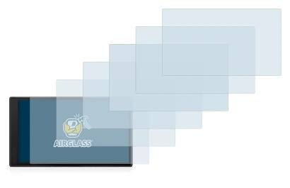 Immagine del dispositivo Garmin DriveSmart 66 con un'ampia varietà di protezioni per lo schermo.