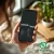 Smartphone con due pellicole protettive, ScreenLeaf sopra e un’altra sotto. Le impronte digitali sono chiaramente visibili sul
